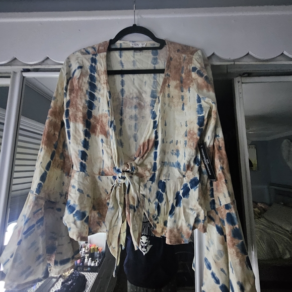 VENUS Tie-Dye Crop Top - Blue and Tan - Picture 2 of 12